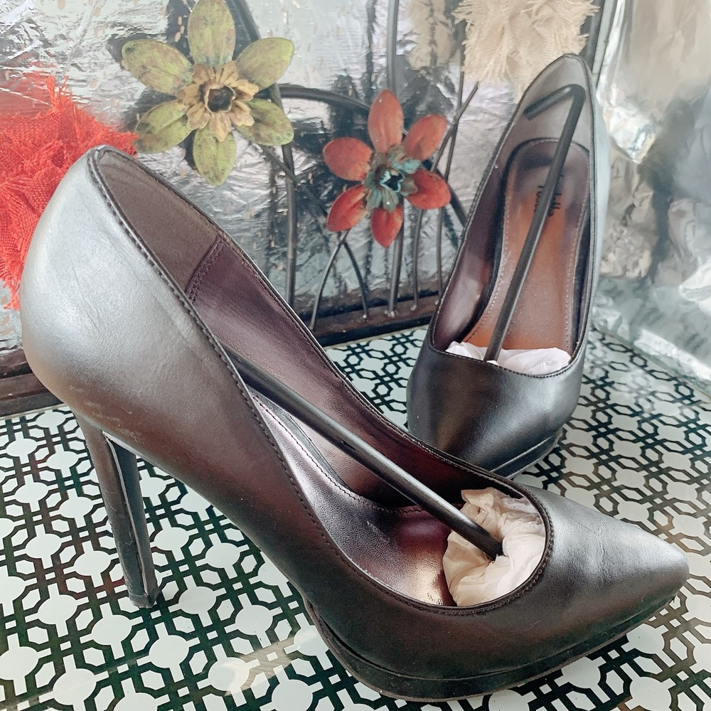 high-heeled shoes